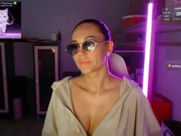 Bongacams Watch Live Sex Cams of QWEENII