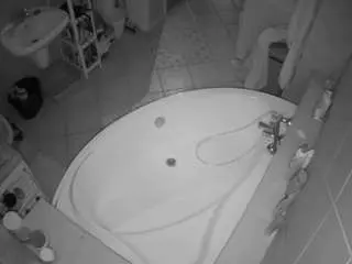 Camsoda Adult Video Chat of voyeurcam-julmodels-bath-1st-1