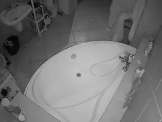 Camsoda Sex Cam of voyeurcam-julmodels-bath-1st-1