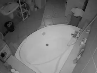 Camsoda Watch Live Sex Cams of voyeurcam-julmodels-bath-1st-1