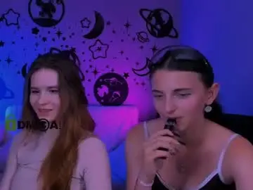 Chaturbate Live Sex Cam of caroline_honeyy