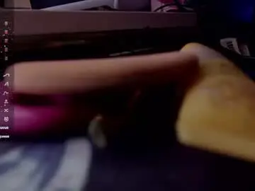 Chaturbate Live Sex Cam of valery_moon19