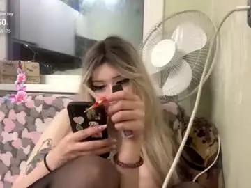 Chaturbate Live Sex Cam of moonluvv3