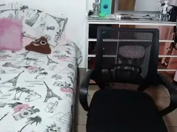 Chaturbate Live Sex Cam of kiara_kaneel_40