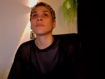 Chaturbate Live Sex Cam of laura_r23