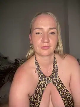 Stripchat Live Sex of BootyQueenApril
