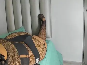 Stripchat Watch Live Sex Cams of Golden_kiss23