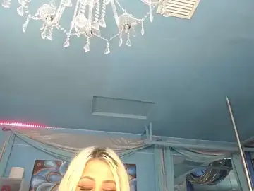 Stripchat Live Sex Cam of ADRIANNA_FOX
