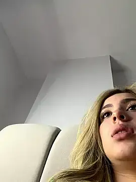 Stripchat Free Live Porn of Cloee_Rainbow1